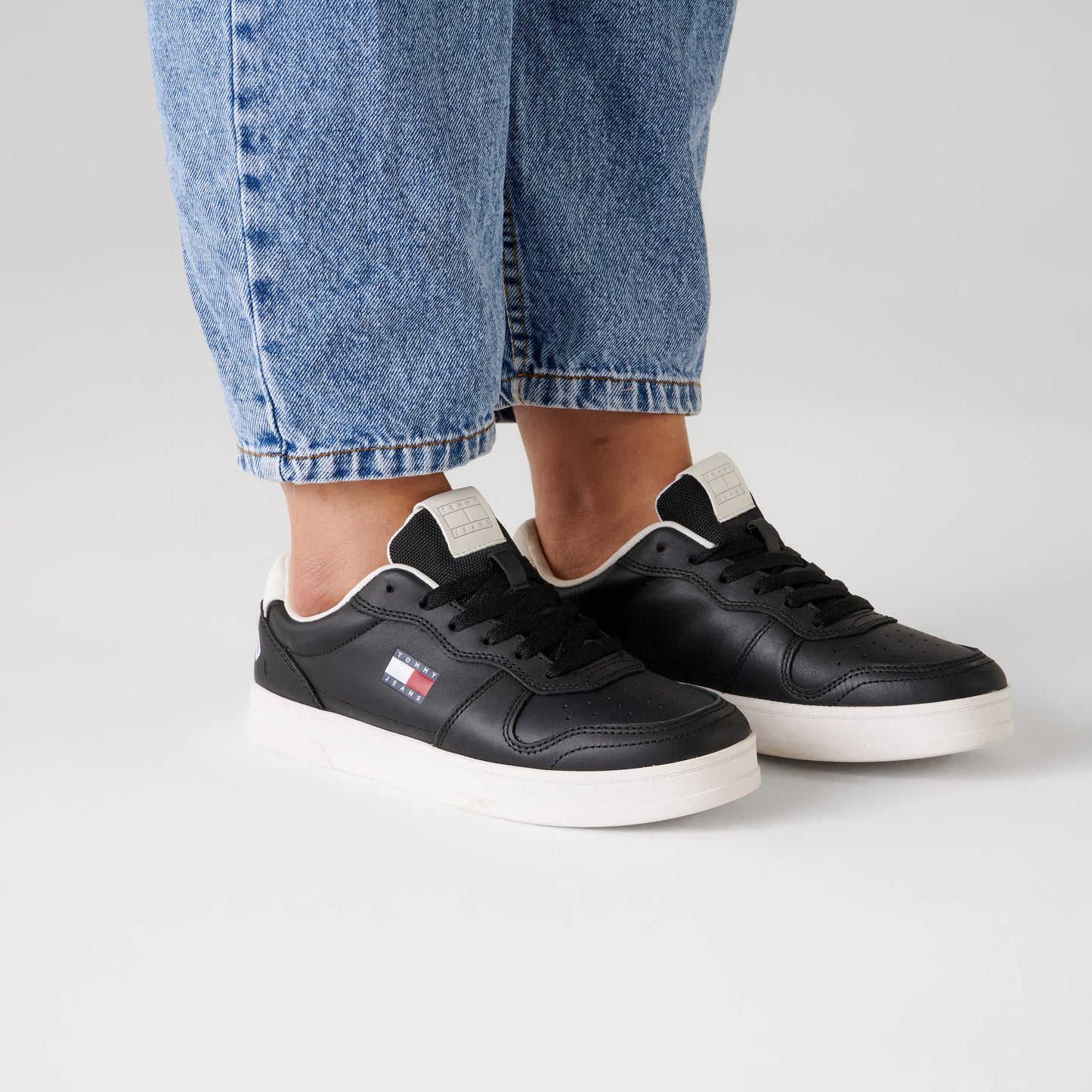 Tommy Hilfiger Women's Sneaker